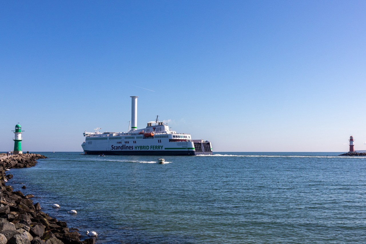 Scandlines-Fähre „Copenhagen“ mit Rotorsegel in Warnemünde