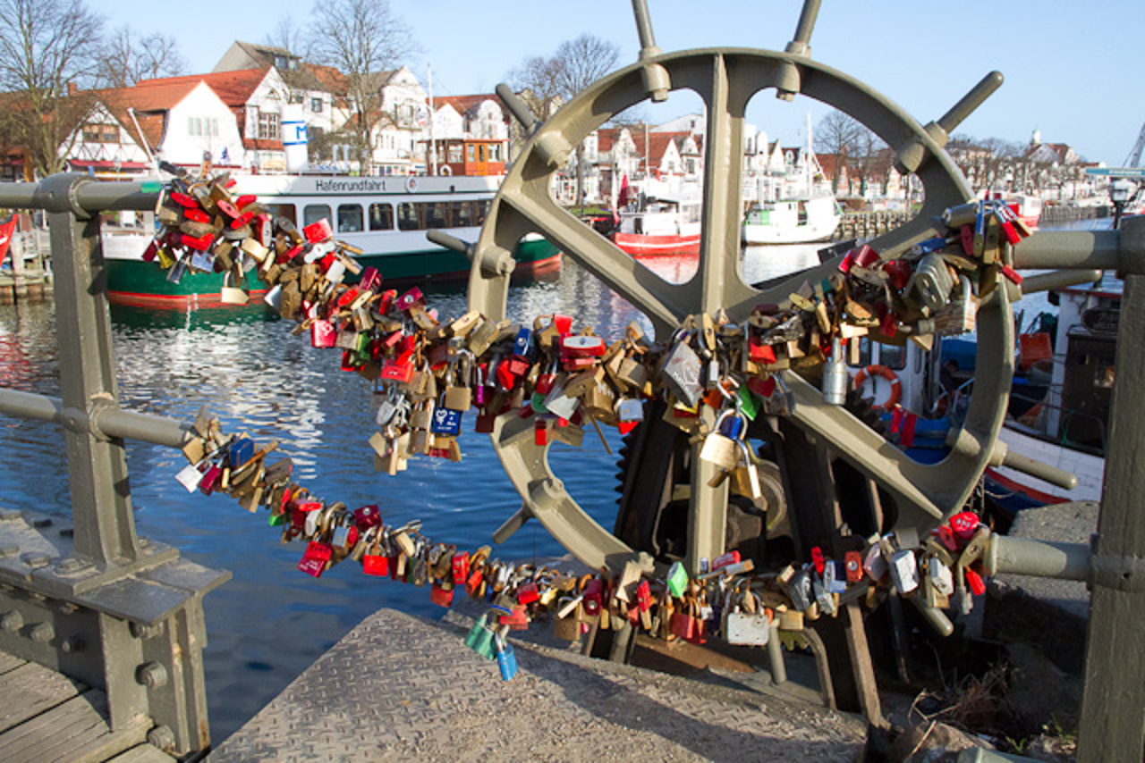 Die Alte Bahnhofsbrücke in Warnemünde mit Liebesschlössern