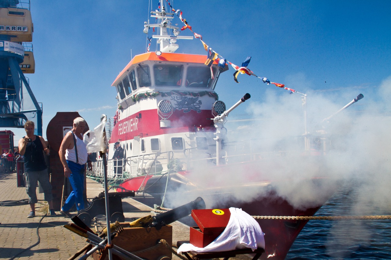 Das neue Rostocker Feuerlöschboot wird im Stadthafen getauft