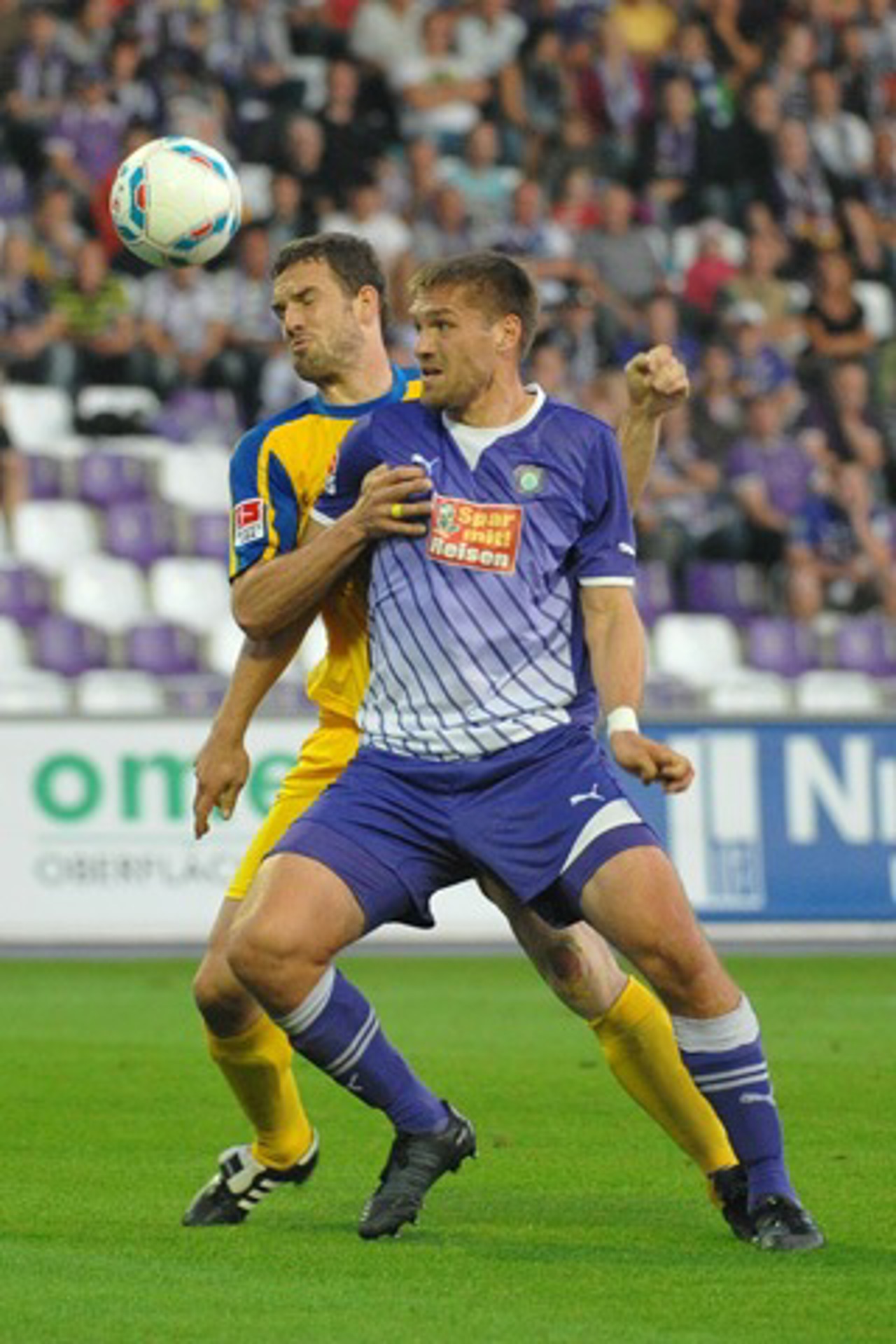 Torschütze Ronny König (Erzgebirge Aue) im Zweikampf mit Matthias Holst (Hansa Rostock)