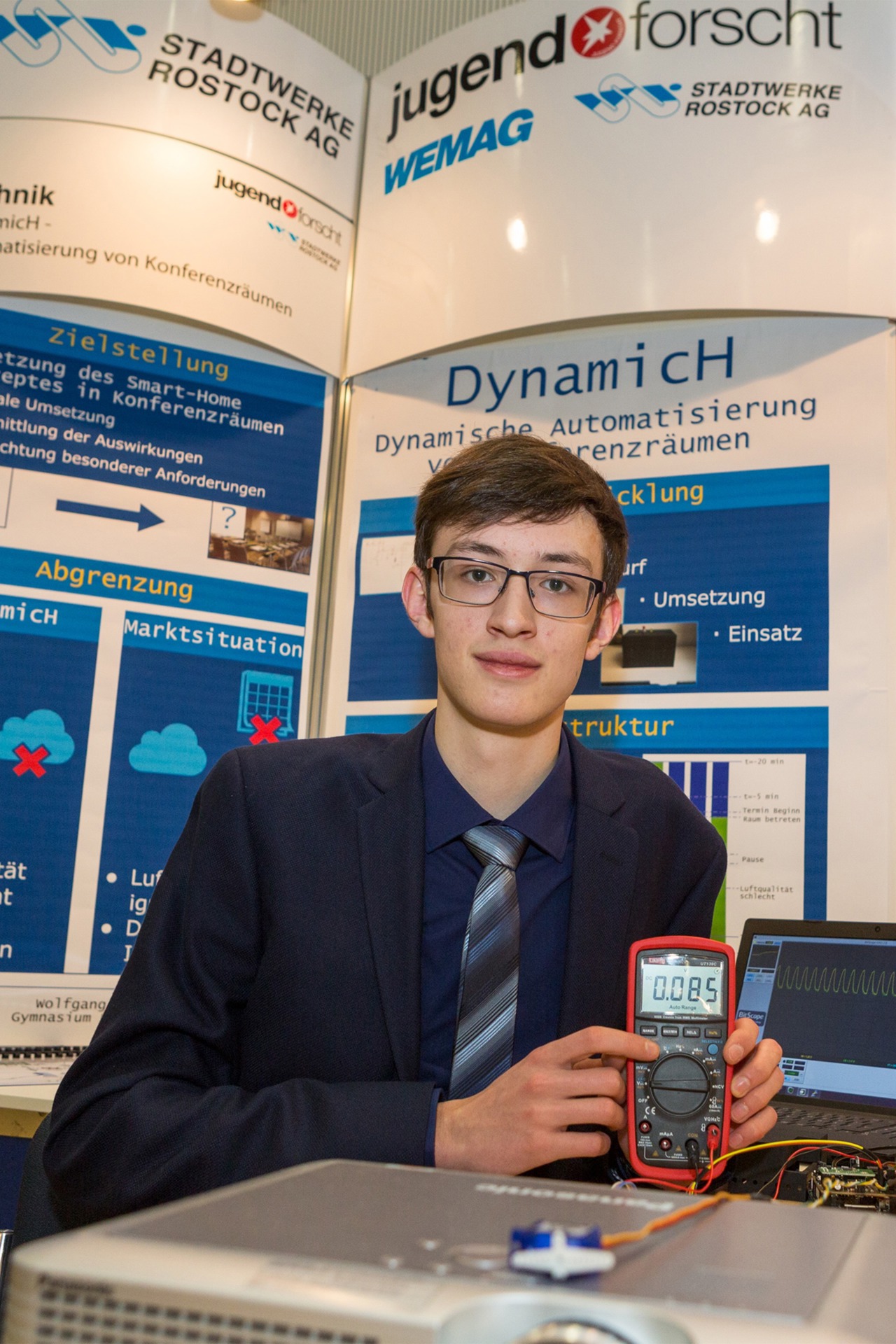 Sieger Fachgebiet Technik: Wolfgang Böttcher vom Gymnasium Reutershagen mit dem Thema „Dynamische Automatisierung von Konferenzräumen“ (Foto: Wemag/St. Rudolph-Kramer)