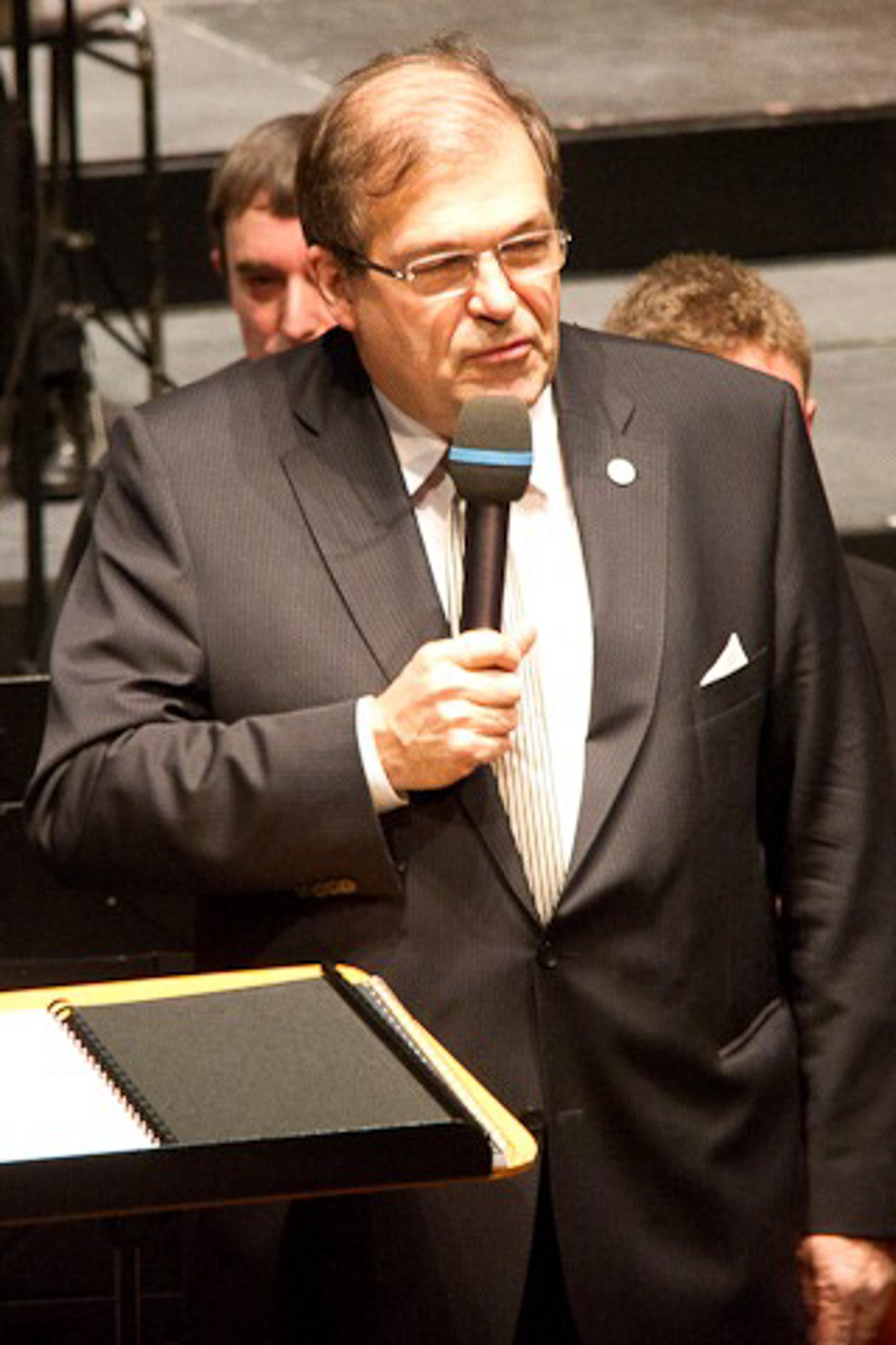 Professor Dr. Wolfgang Schareck beim Benefizkonzert im Volkstheater