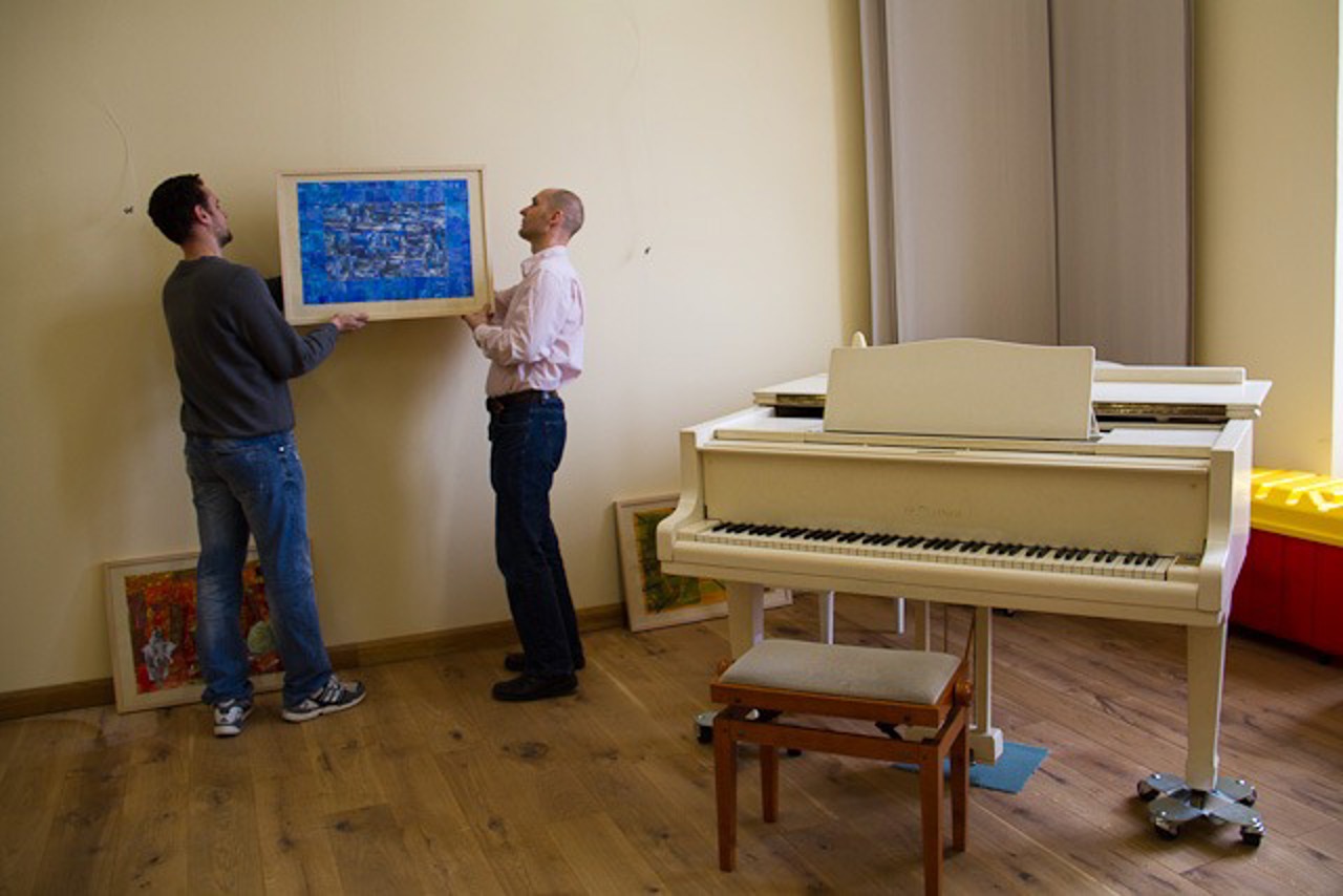 Dozenten der Rostocker Kunstschule bringen Arbeiten ihrer Schüler in den Räumen der Carl Orff Musikschule an
