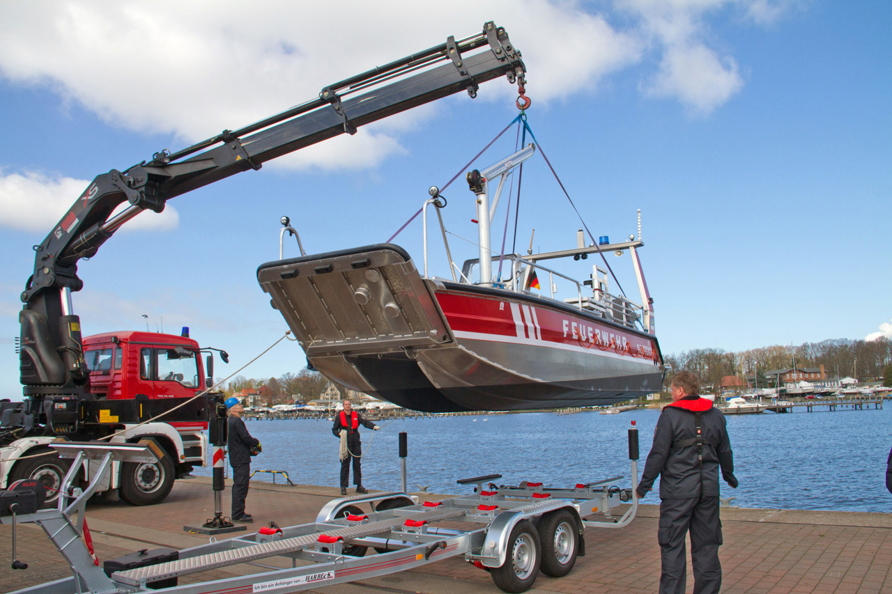 Das neue Mehrzweckboot der Feuerwehr wurde heute im Stadthafen Rostock zu Wasser gelassen