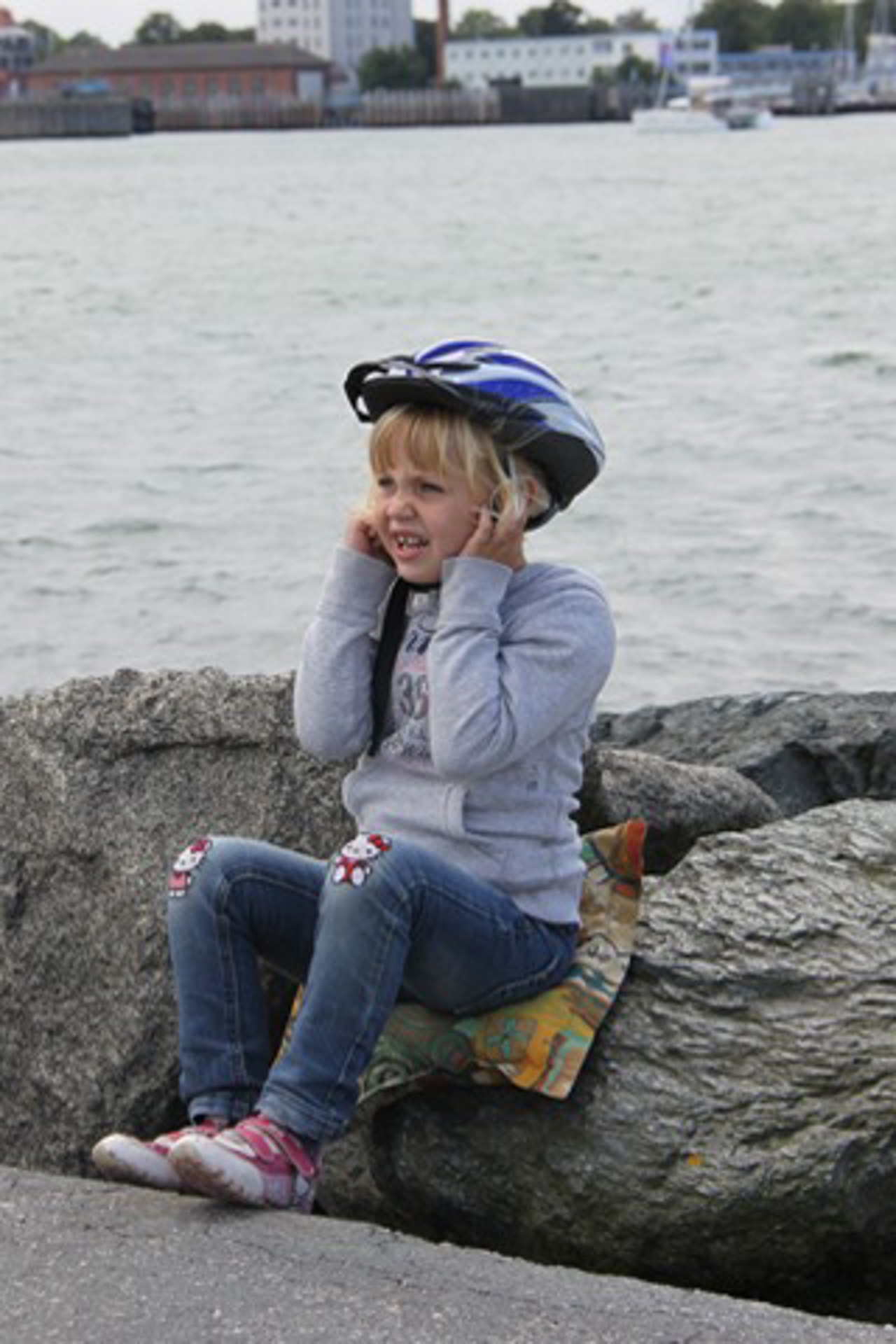 Die 4-jährige Katharina hält sich bei den Salutschüssen zur Hanse Sail lieber die Ohren zu