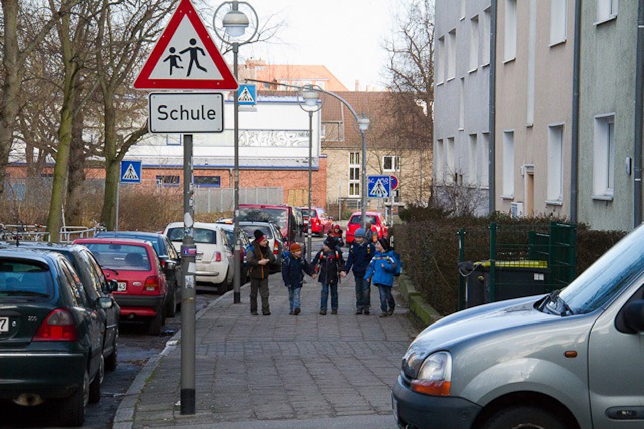 Sichere Schulwege für die kleinen KTVler, die kaum über die Autos rüberschauen können und zwischendrin auch kaum gesehen werden.