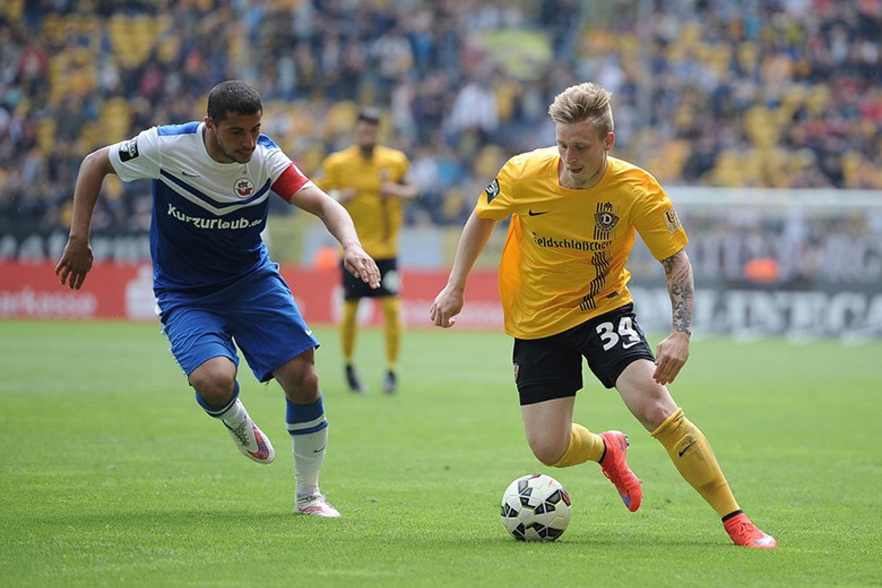 Halil Savran (Hansa Rostock) im Zweikampf mit Marvin Stefaniak (Dynamo Dresden) (Foto: Dehli-News / Dennis Hetzschold)