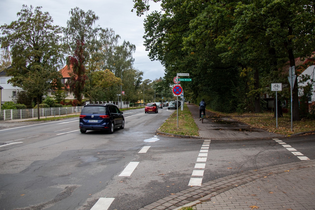 Stadtauswärts gibt es in der Parkstraße Warnemünde keinen eigenen Radweg, stadteinwärts nur einen schmalen Radfahrstreifen, allerdings nicht durchgängig