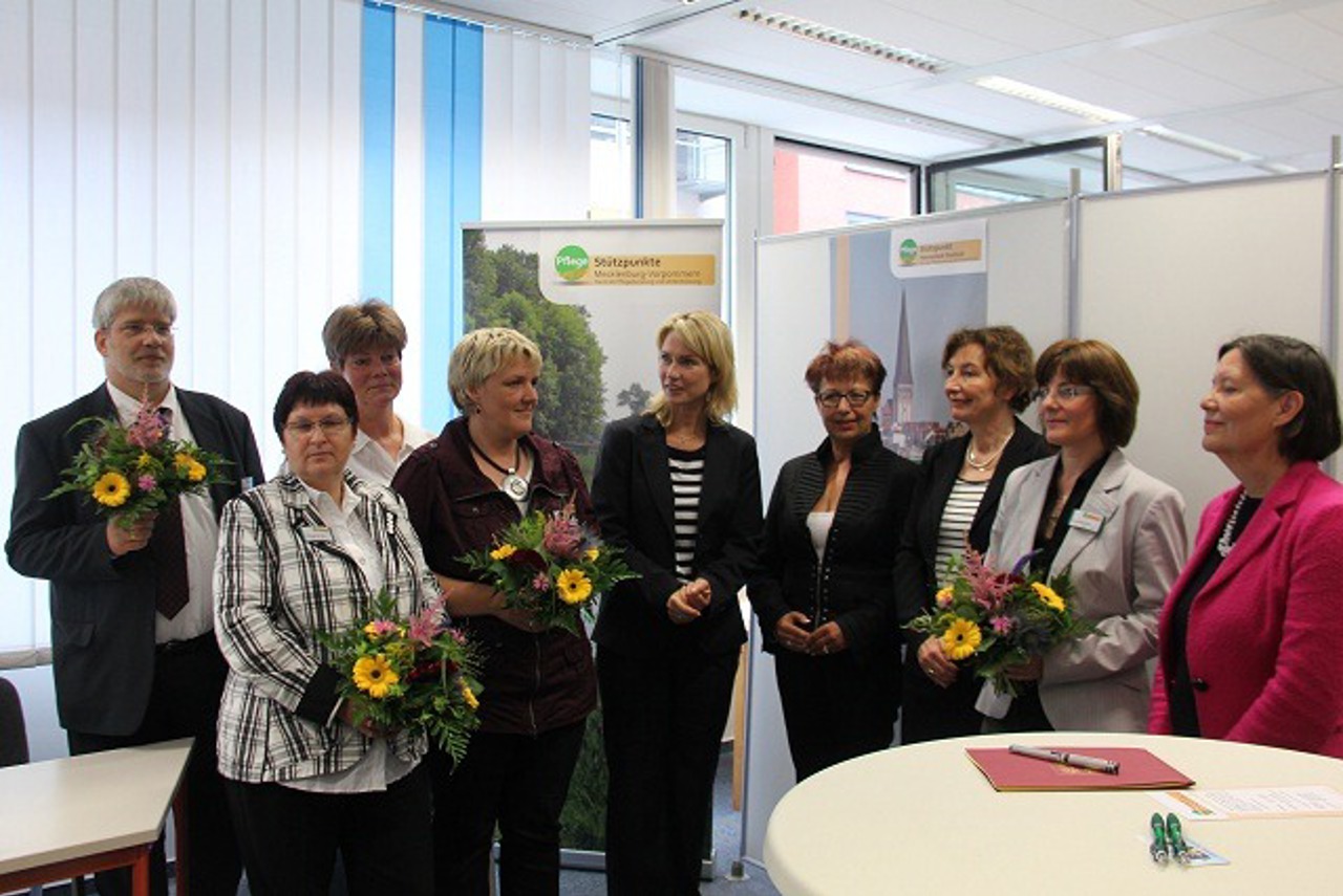 "Den Mitarbeitern viel Erfolg!" Mathias Hilbig, Sigrid Schomacher, Petra Kirsten, Simone Henning, Manuela Schwesig, Gerlinde König, Karina Jens, Kirsten Masch, Liane Melzer (v.l.n.r.)