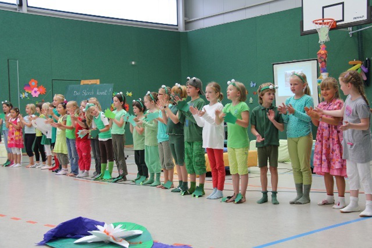 „Die kleinen Frösche in der Schule” bei der Übergabe der John-Brinckman-Schule in Rostock-Brinckmansdorf