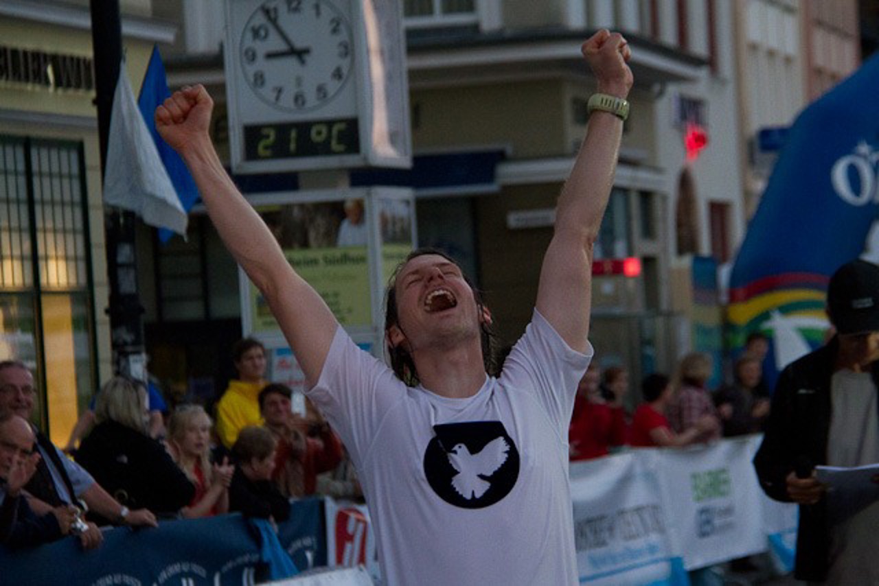 Jens Grünthal wird jubelnder Marathonsieger