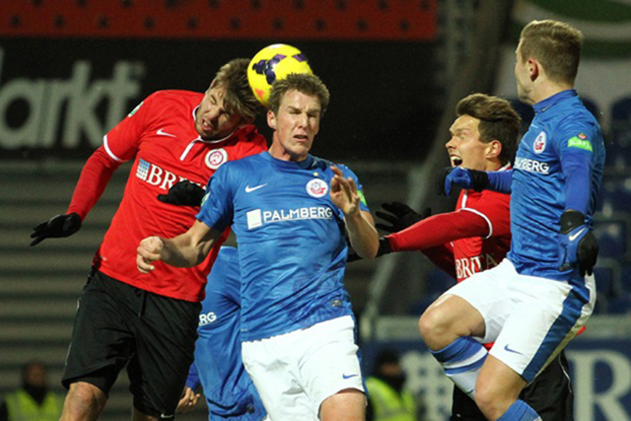 Johan Plat (Hansa Rostock) im Kopfballduell mit Marco Königs (Wehen Wiesbaden)