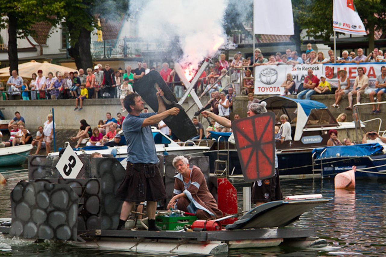 Auch die Bahnditen lassen es ordentlich krachen, allerdings mit Pyrotechnik zu ihrer Highländer-Performance.