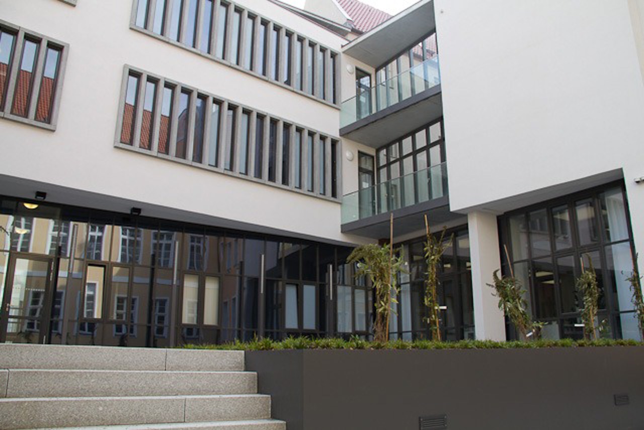 Der Schustergarten ist von einem Neubau umgeben