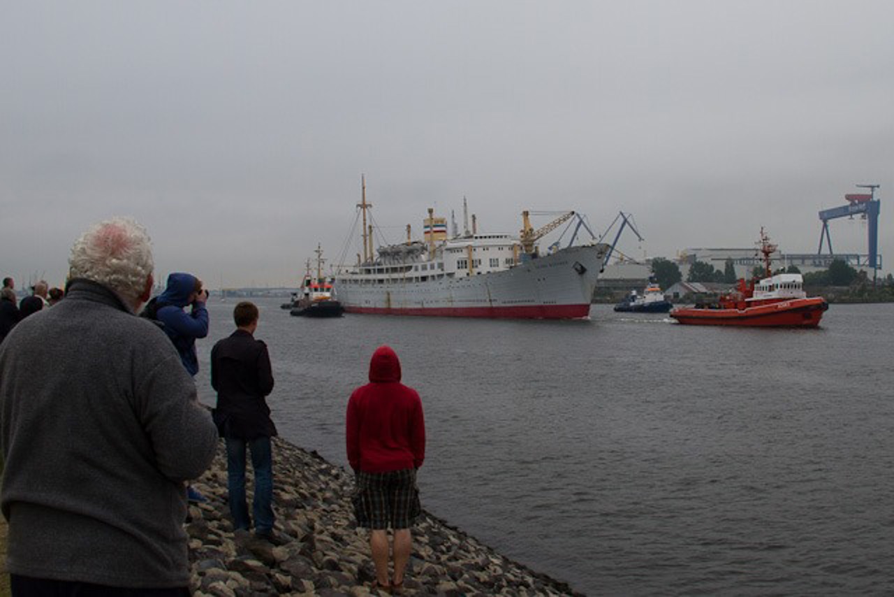 Schaulustige beobachten die Verholung der Georg Büchner in Warnemünde