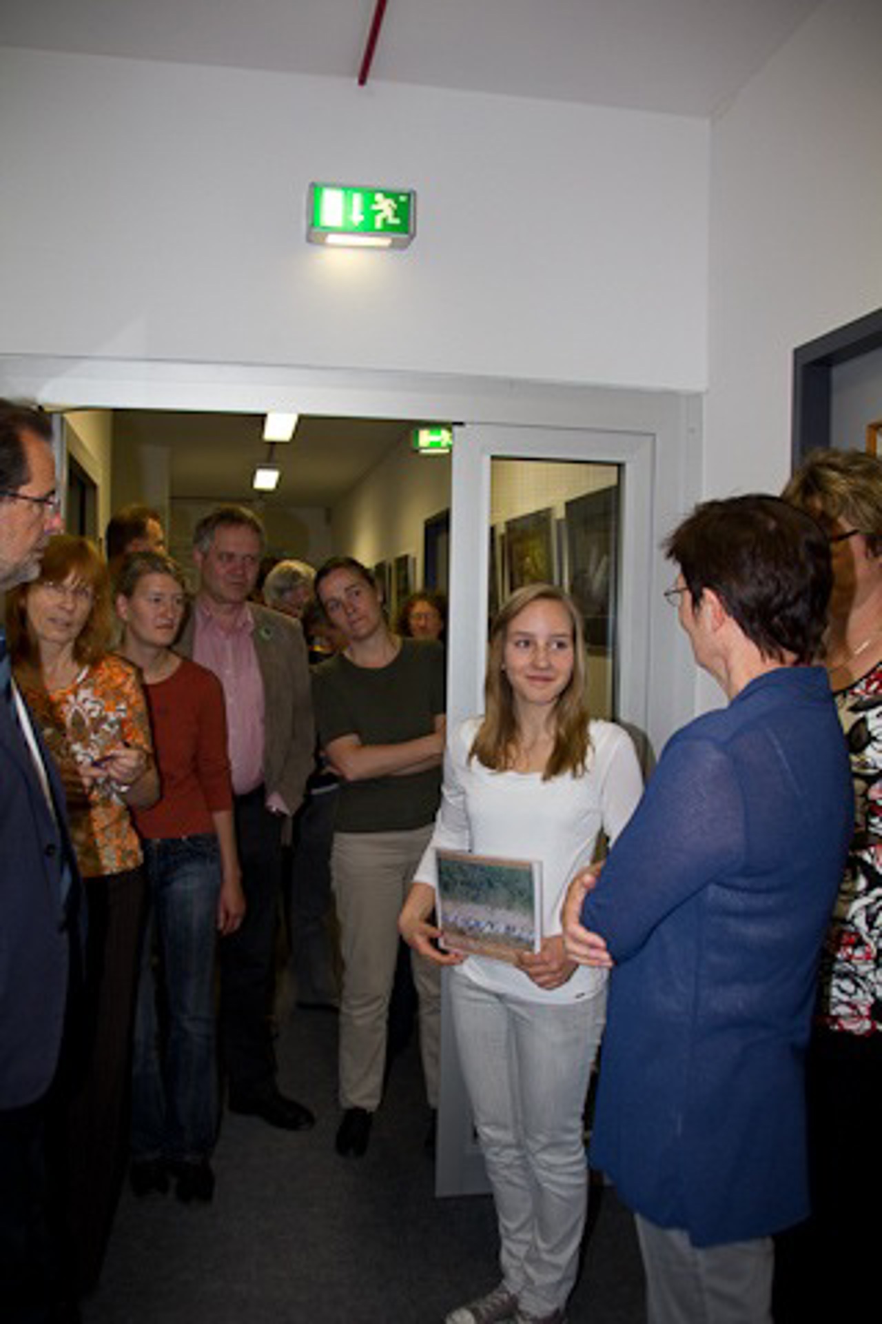 Die Besucher sind vom Engagement der Schülerinnen beeindruckt