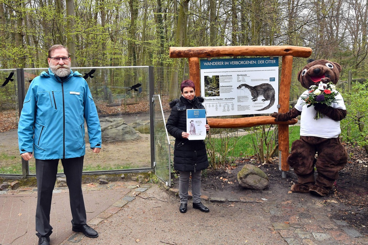 Die Geschäftsführerin der Warnowquerung, Jacqueline Zintler, und Zoodirektor Udo Nagel eröffneten heute die sanierte Otteranlage. (Foto: Zoo Rostock/Joachim Kloock)