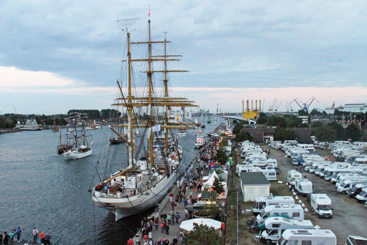 Nicht nur zur Hanse Sail ist der Parkplatz auf der Warnemünder Mittelmole bei Wohnmobilisten beliebt (Foto: Archiv)