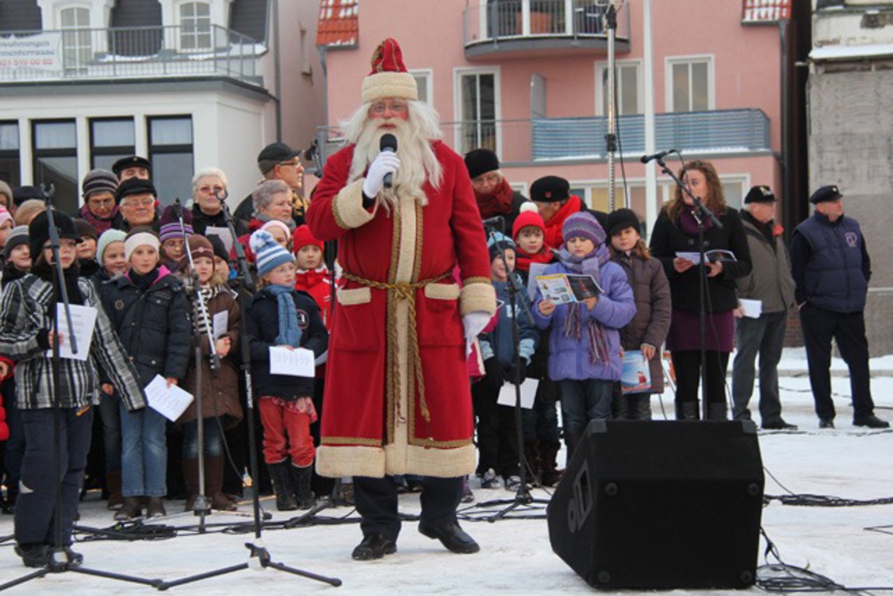 Weihnachtsmann beim Adventssingen