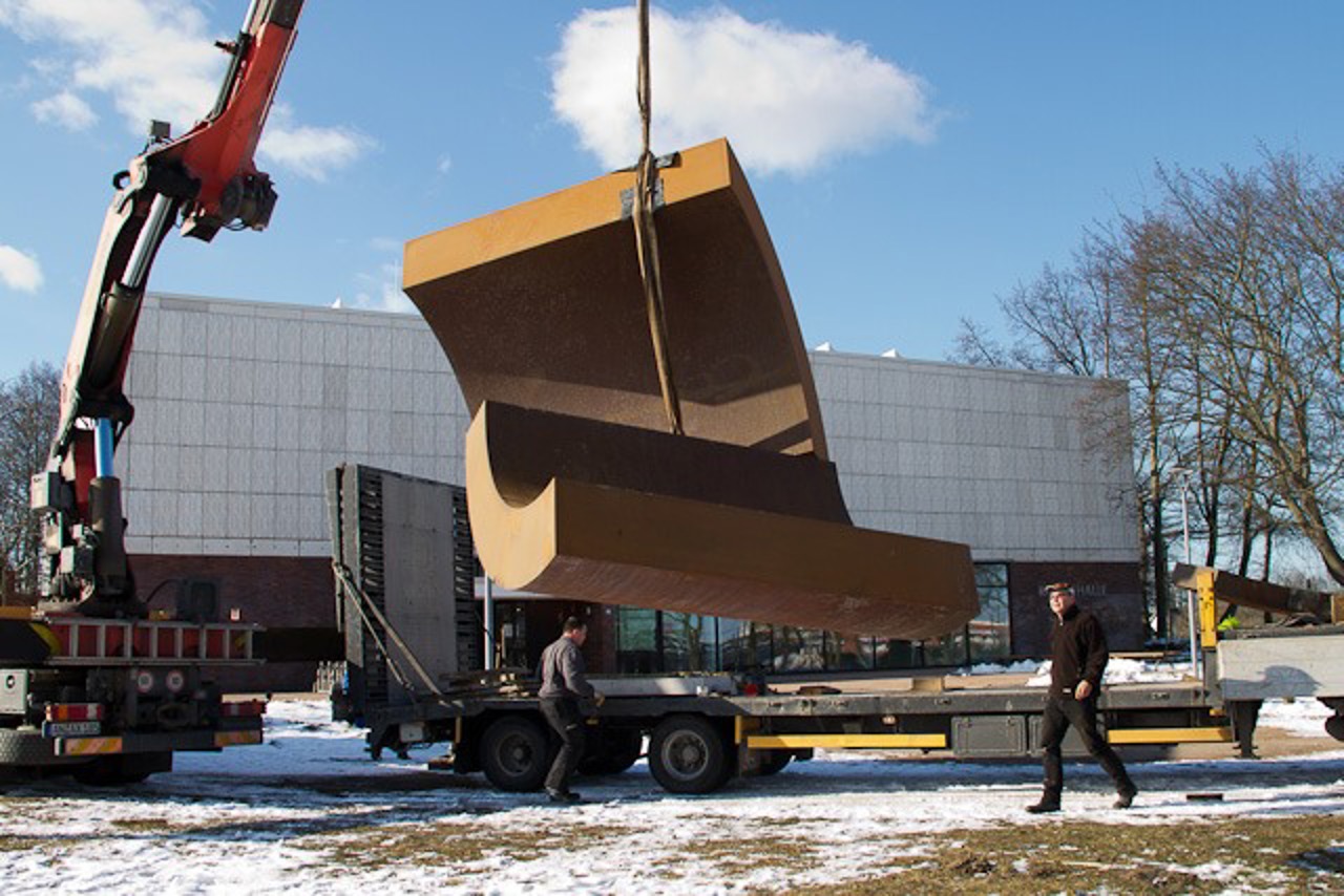Thomas Röthels Stahlkolosse werden vor der Kunsthalle platziert