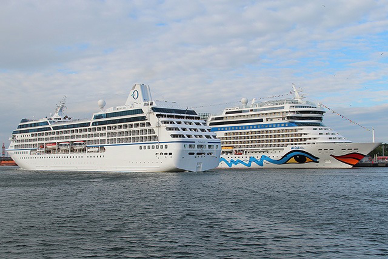 Nautica und AIDAblu im Kreuzfahrthafen Rostock-Warnemünde