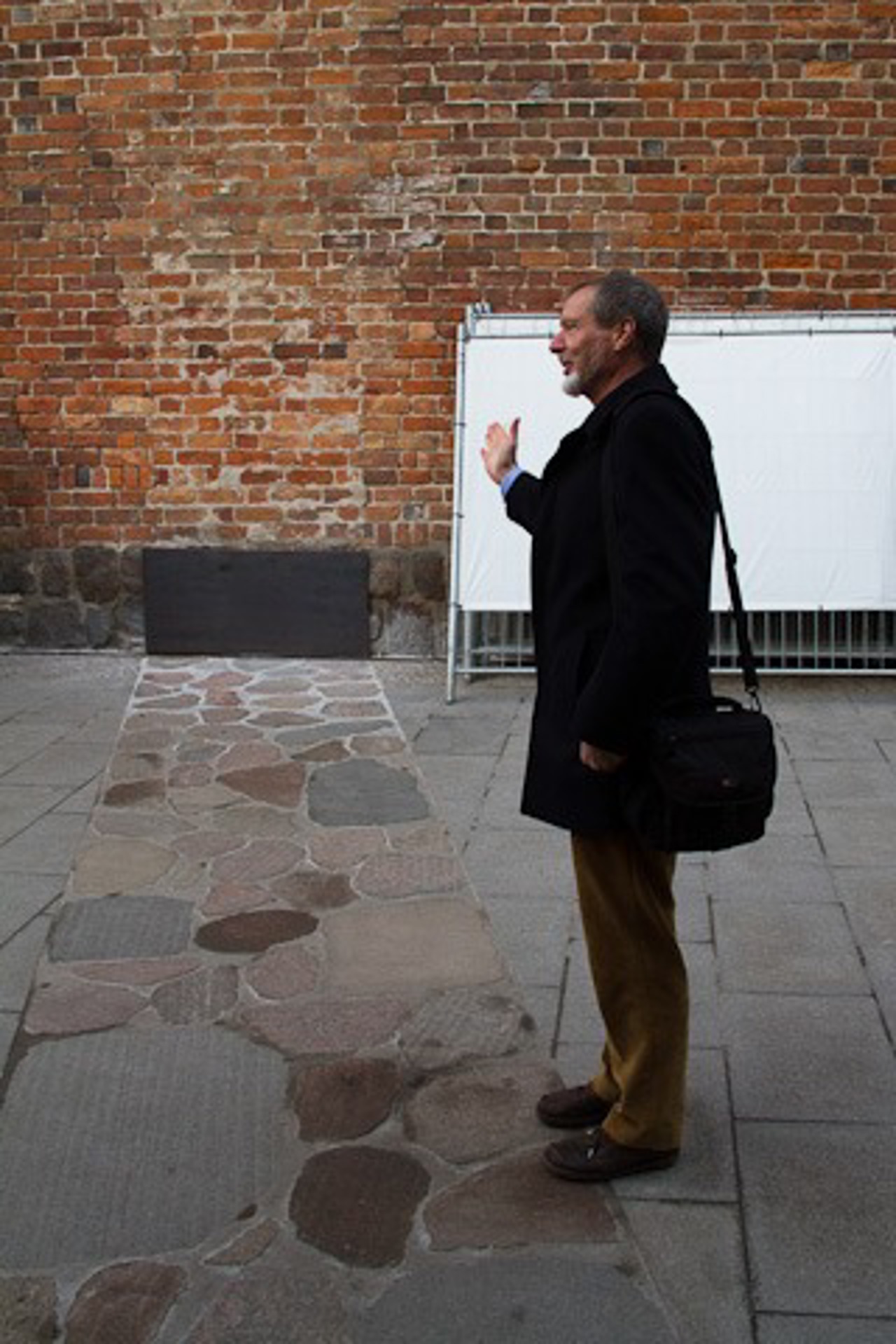Stefan Pulkenat zeigt, wo die Stadtmauer einst verlief