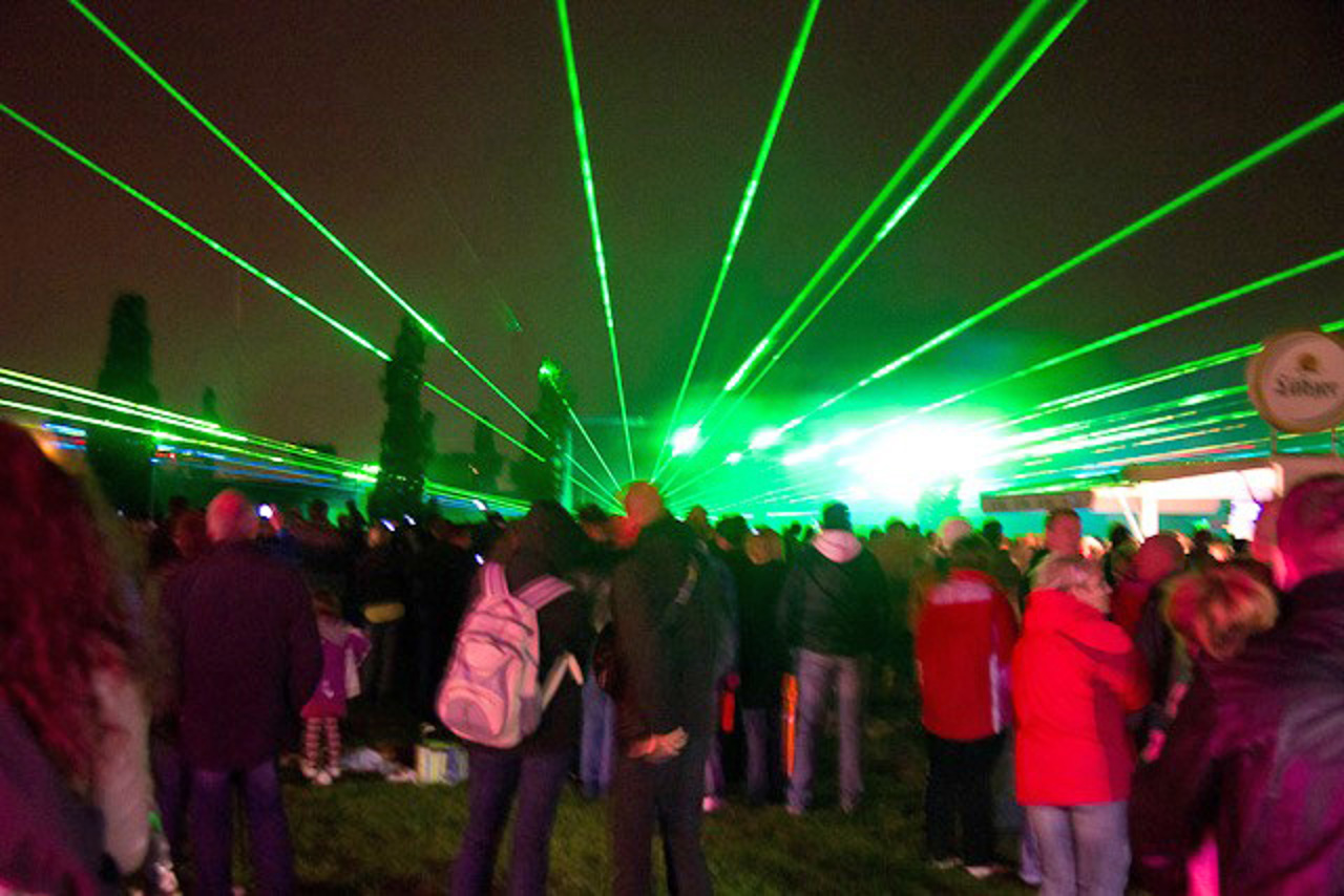 Die Laser Show der "Apollo Arts of Laser and Fire" überbrückte die Zeit zwischen den beiden Feuerwerksblöcken