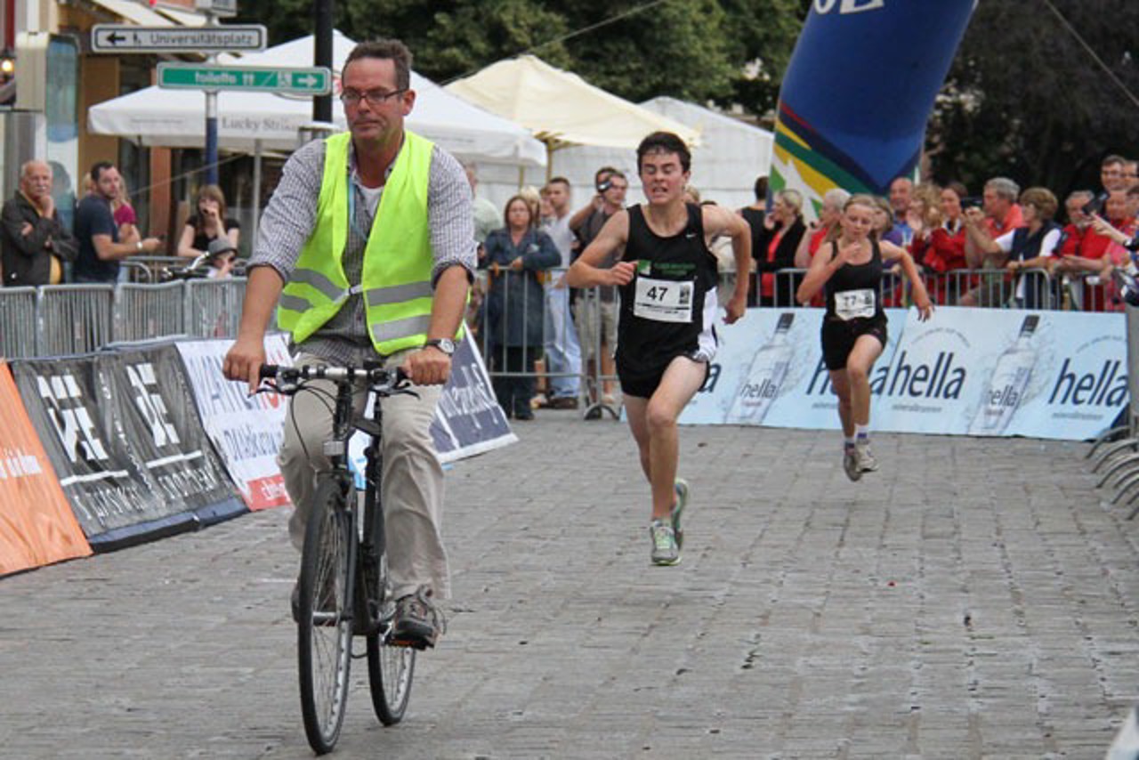 Tom Durst und Marie Weinmann auf der Zielgeraden zum Kids Halbmarathon 2011
