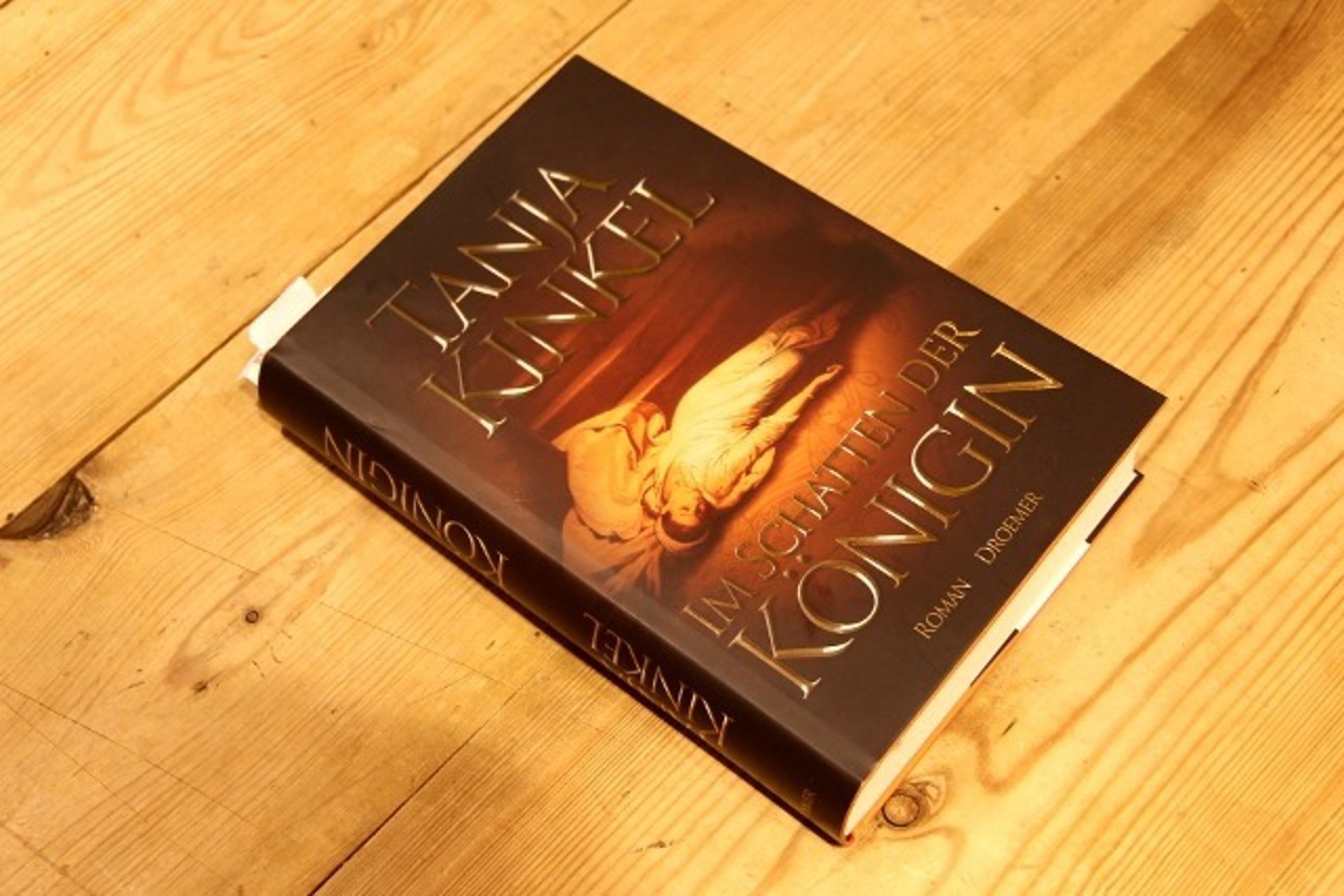 „Im Schatten der Königin“ von Tanja Kinkel