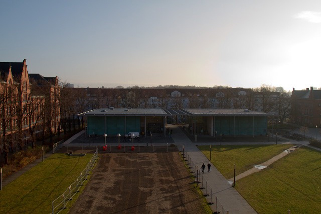 Das Arno-Esch-Hörsaal-Gebäude und das Audimax auf dem Campus Ulmenstraße