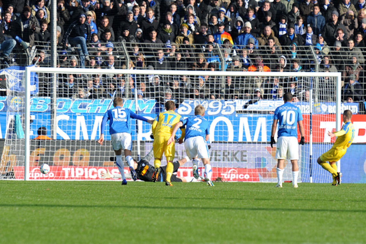 Torhüter Andreas Luthe (VFL Bochum) braucht nicht einzugreifen, Marek Mintal (Hansa Rostock) schießt den Elfmeter am Tor vorbei.