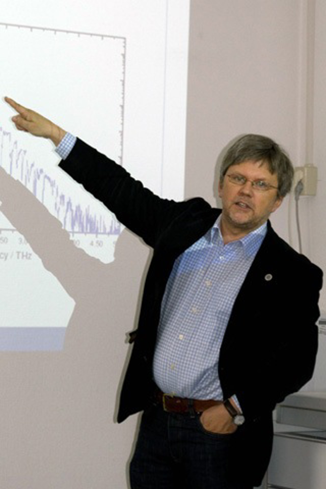 Prof. Ralf Ludwig erklärt die Terahertz-Spektroskopie