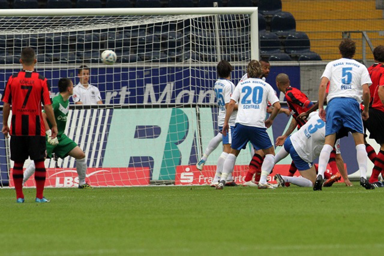 Nach gut 60 Sekunden geht Eintracht Frankfurt gegen Hansa Rostock in Führung