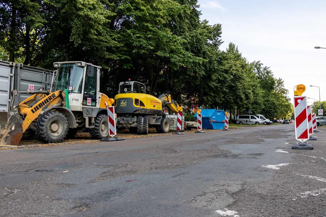 Die Fahrbahndecke in der Helsinkier Straße ist in schlechtem Zustand