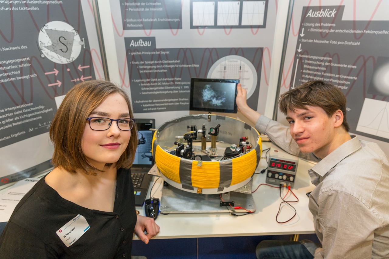 Jugend forscht, Fachgebiet Physik, Thema: „Das Sagnac-Interferometer - Eine Untersuchung des Foucault'schen Pendels der Optik“ Nina Brauer und Nils Hein, Musikgymnasium Käthe Kollwitz Rostock (v.l.), Foto: Wemag/Stephan Rudolph-Kramer