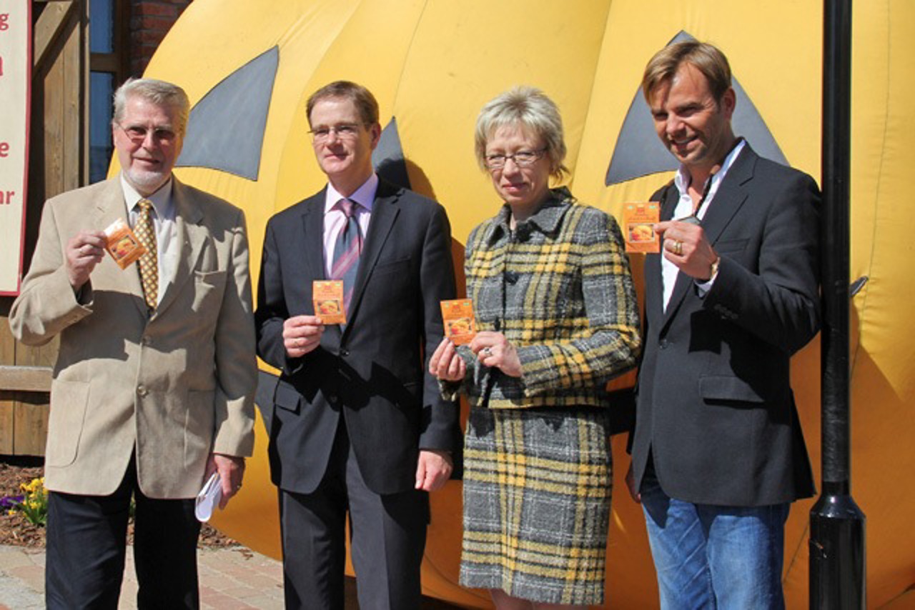 1. Kürbismeisterschaft Mecklenburg-Vorpommern 2011: Detlev Rauch (Vorsitzender des Landesverbandes der Gartenfreunde), Dr. Jürgen Buchwald (Abteilungsleiter Landwirtschaftsministerium), Sylvia Bretschneider (Präsidentin des Landtages und des Tourismusverbandes), Robert Dahl (Inhaber Karls Erlebnis-Hof)
