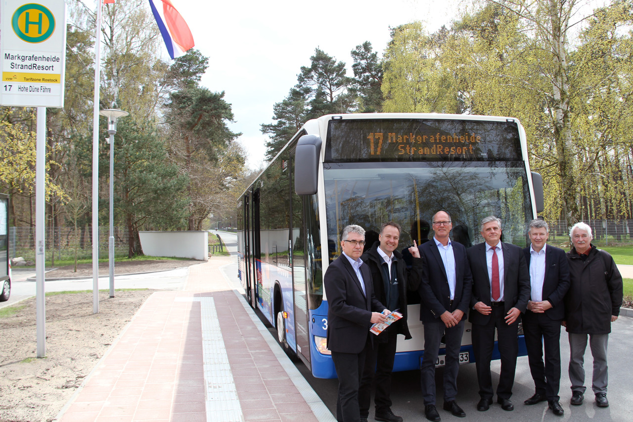 Jan Bleis (kaufmännischer RSAG-Vorstand), Bau- und Umweltsenator Holger Matthäus, Irmin Stintzing und Michael Rode (Strandresort), Michael Schroeder (technischer RSAG-Vorstand) und Jürgen Dudek (Vorsitzender des Ortsbeirats Markgrafenheide) (v.l.n.r)