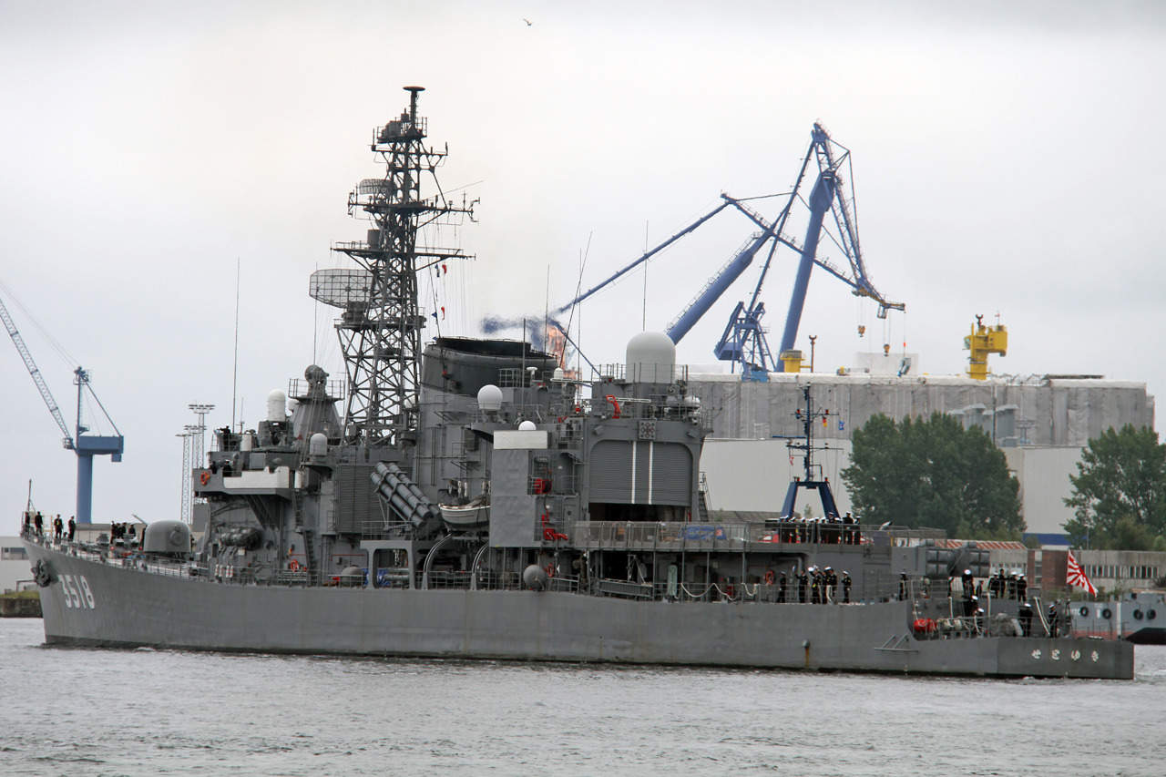 Japanischer Zerstörer „Setoyuki“ in Rostock-Warnemünde