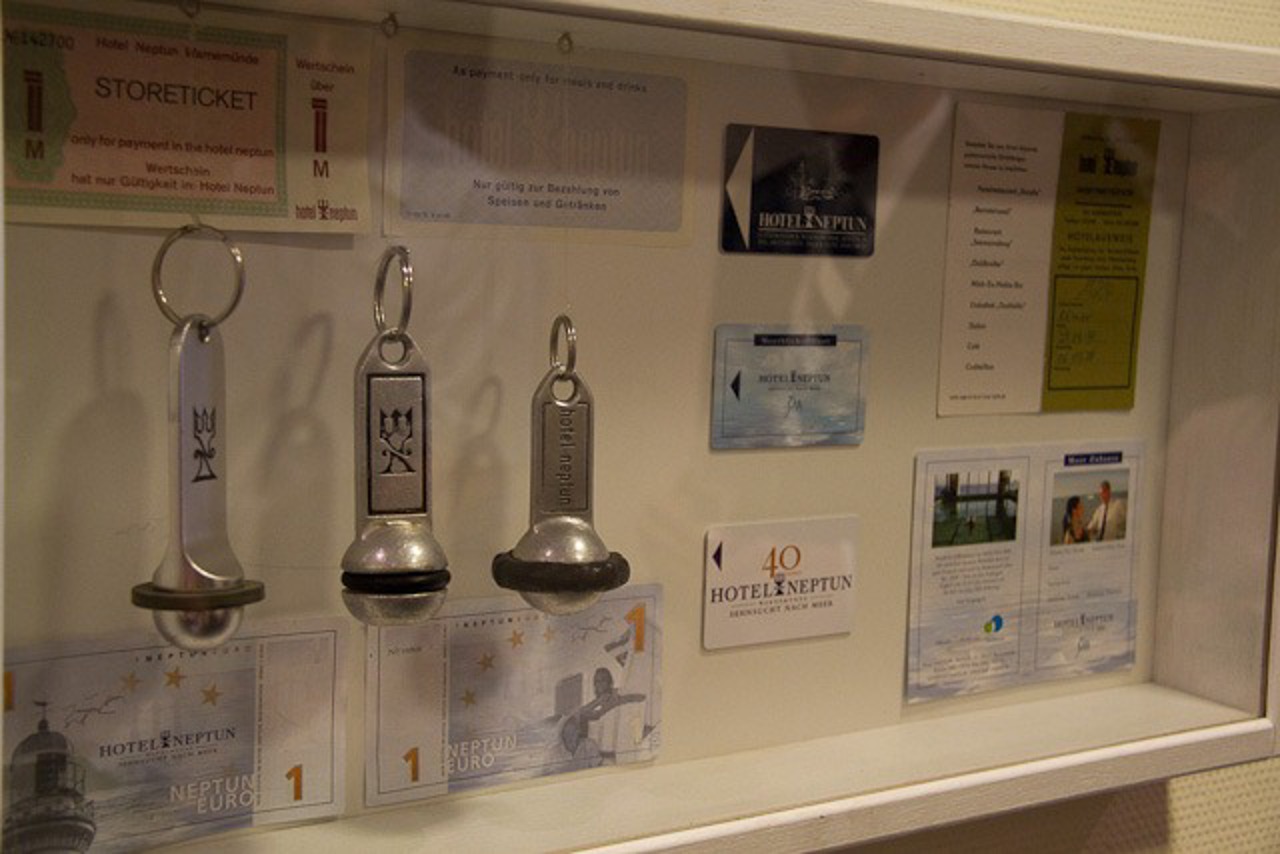 alte Zimmerschlüssel und Hotelgeld