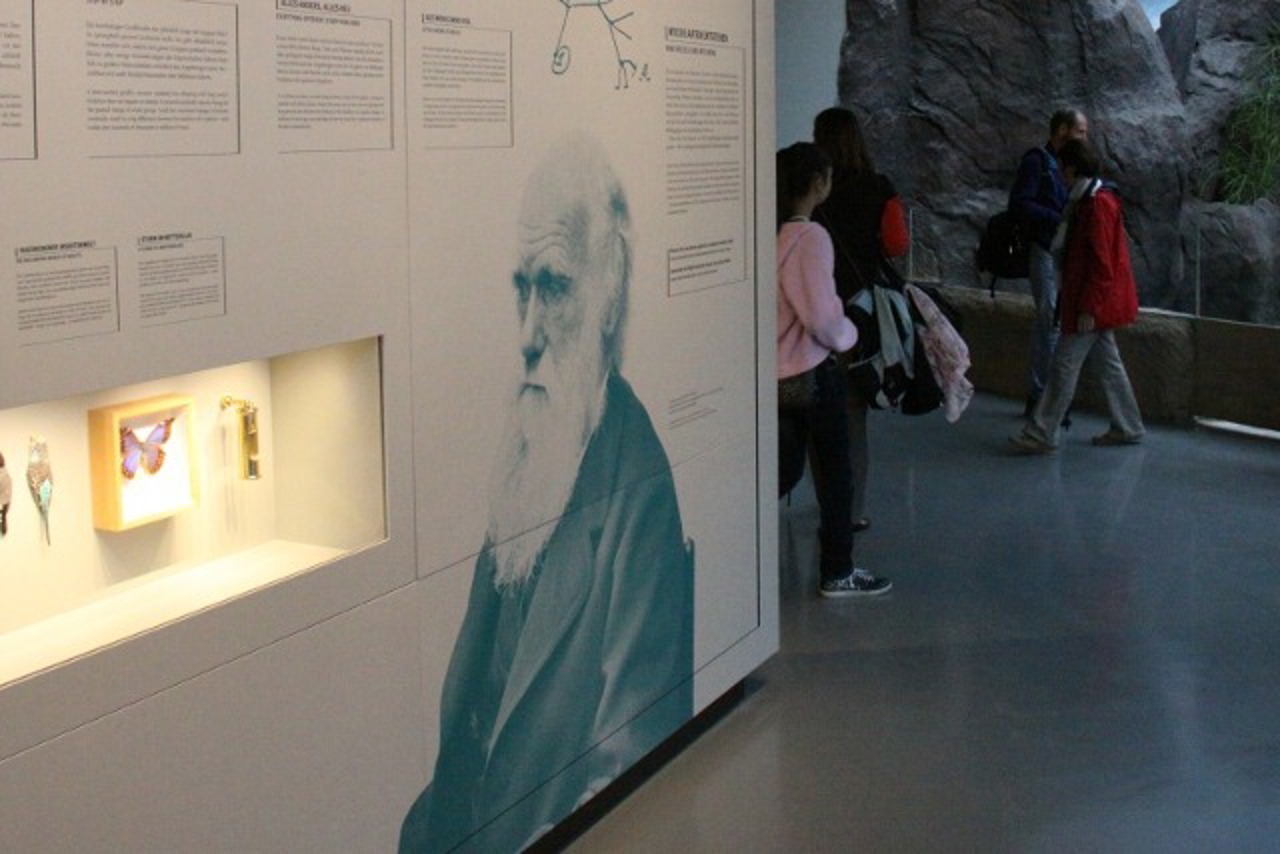 Charles Darwin begrüßt die Gäste