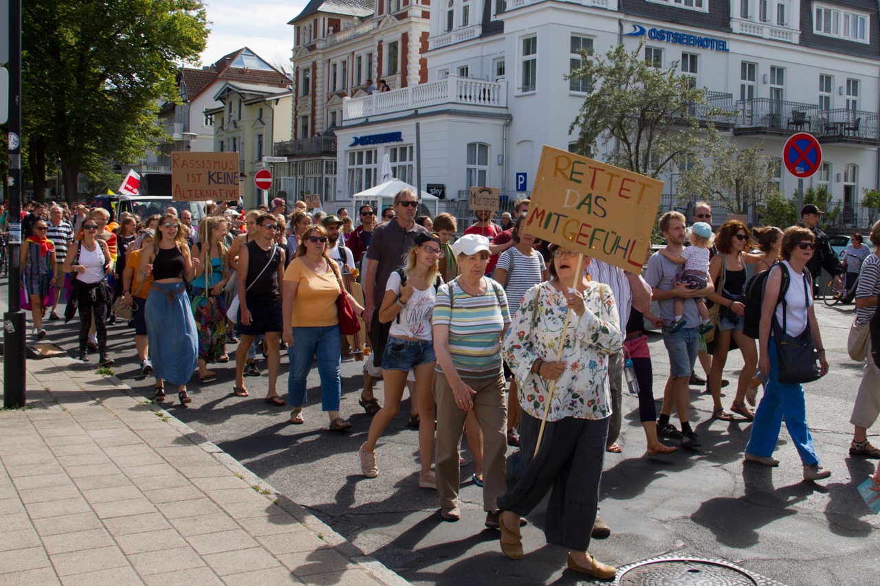 Rostock-Für-Alle-Demo zieht zur Warnemünder Promenade