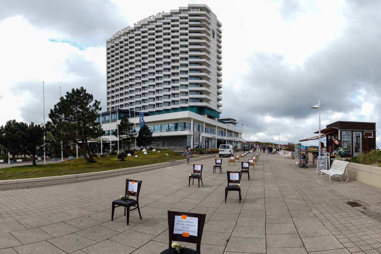 Leere Stühle vor dem Hotel Neptun in Warnemuende
