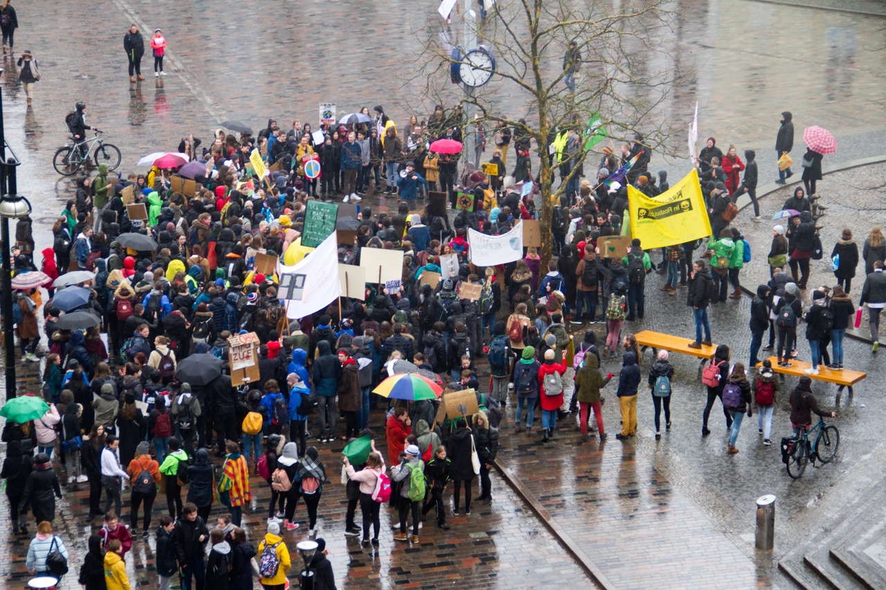 Noch Stunden später stehen streikende Schüler auf dem Universitätsplatz