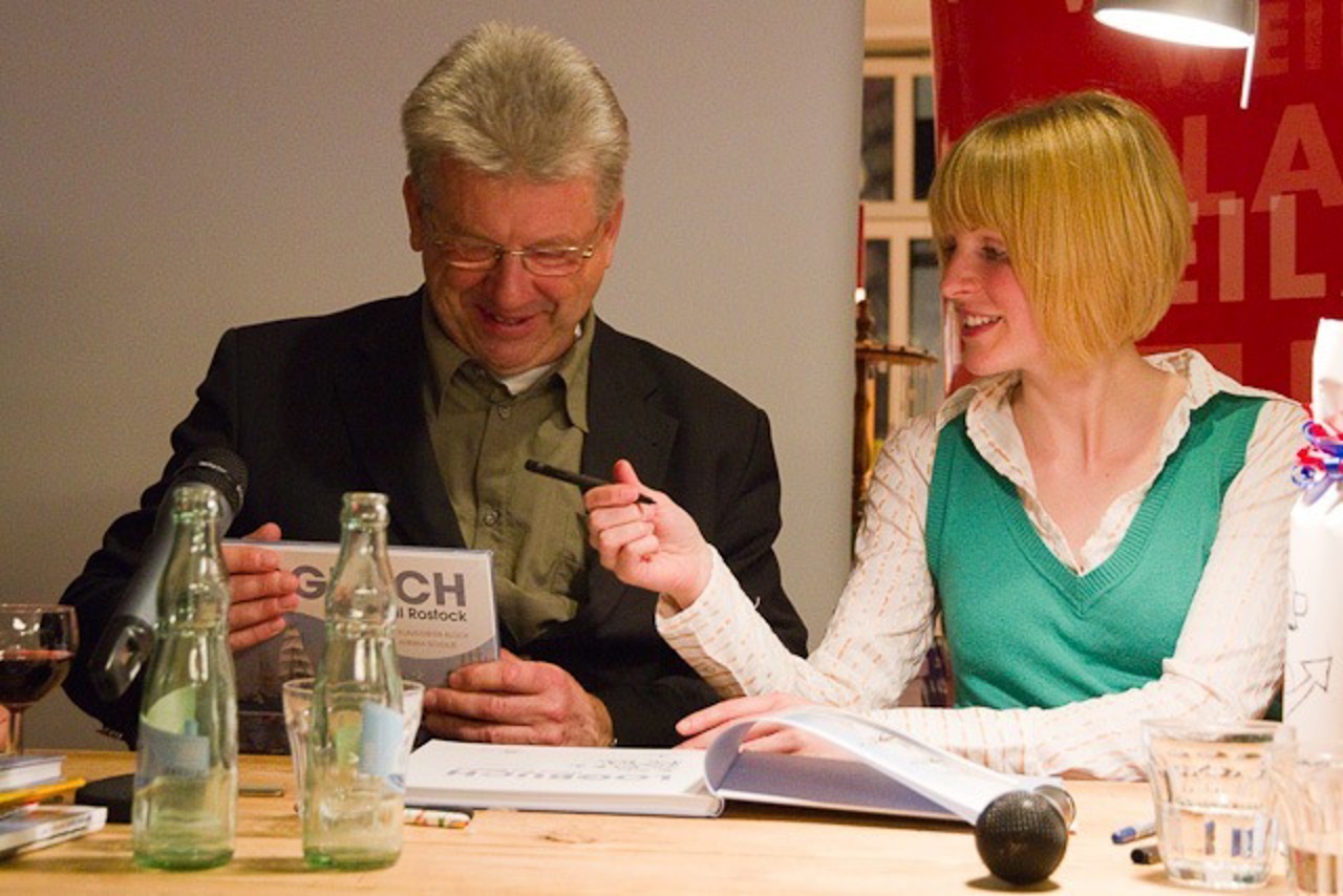 Klaus-Dieter Block und Annika Schulze signieren ihr „Logbuch Hanse Sail Rostock“ bei Weiland