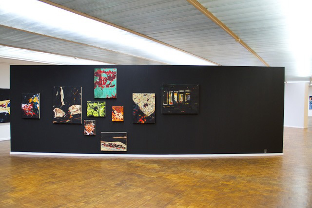 Die Serie Colaba entstand unter den Eindrücken der Terroranschläge in Mumbai im November 2008, die Norbert Bisky, der in der indischen Metropole zu diesem Zeitpunkt eine Einzelausstellung einrichtete, aus unmittelbarer Nähe erlebte.