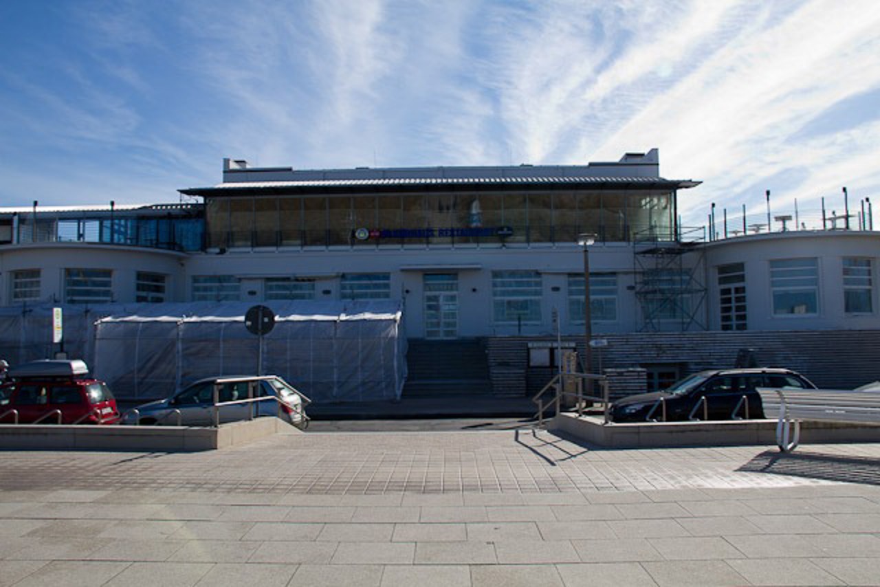 Kurhaus Warnemünde, Zelte sollen frostbedingte Verzögerungen bei der Sanierung der Klinkerfassade verhindern