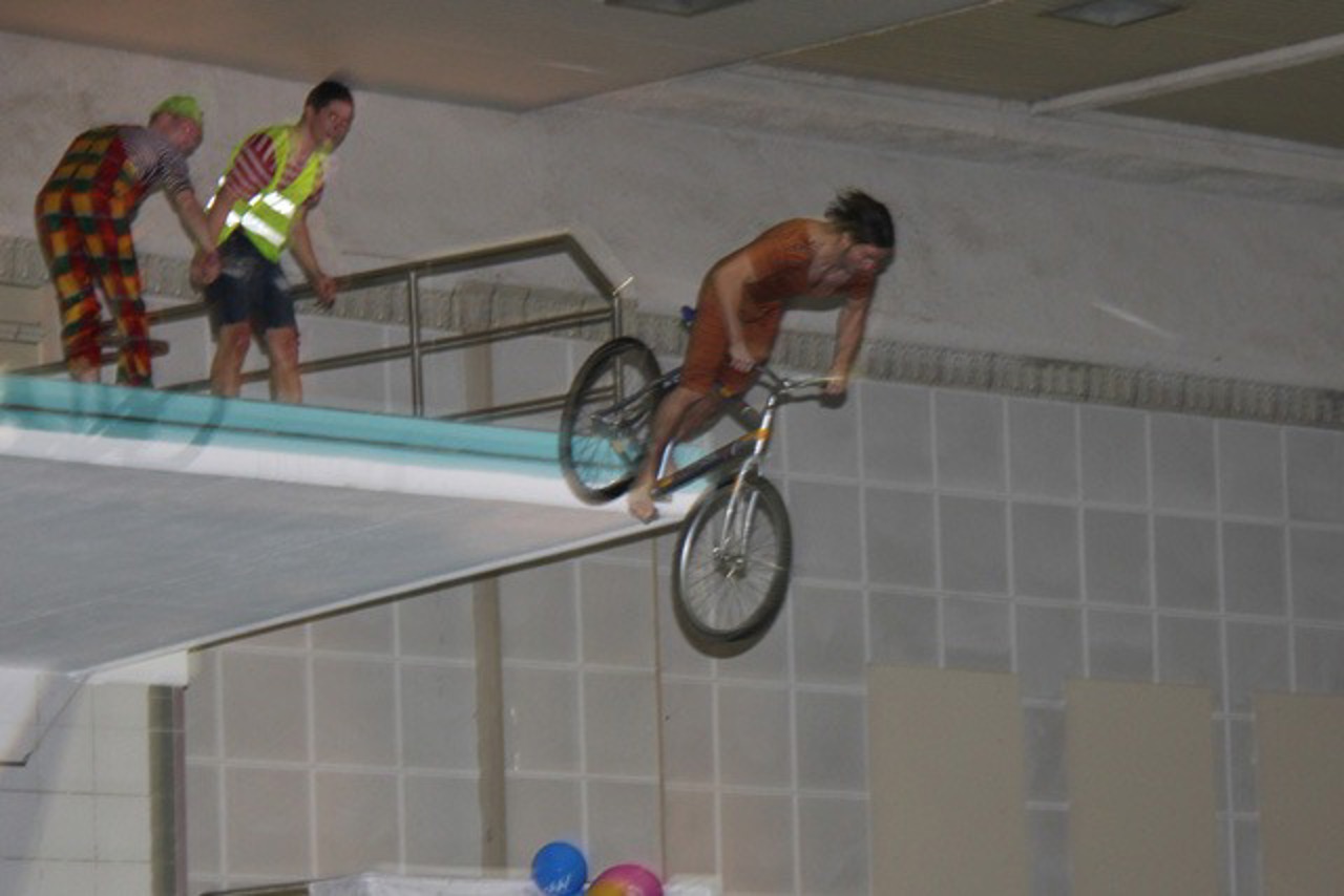 lustige Springer mit Fahrrad