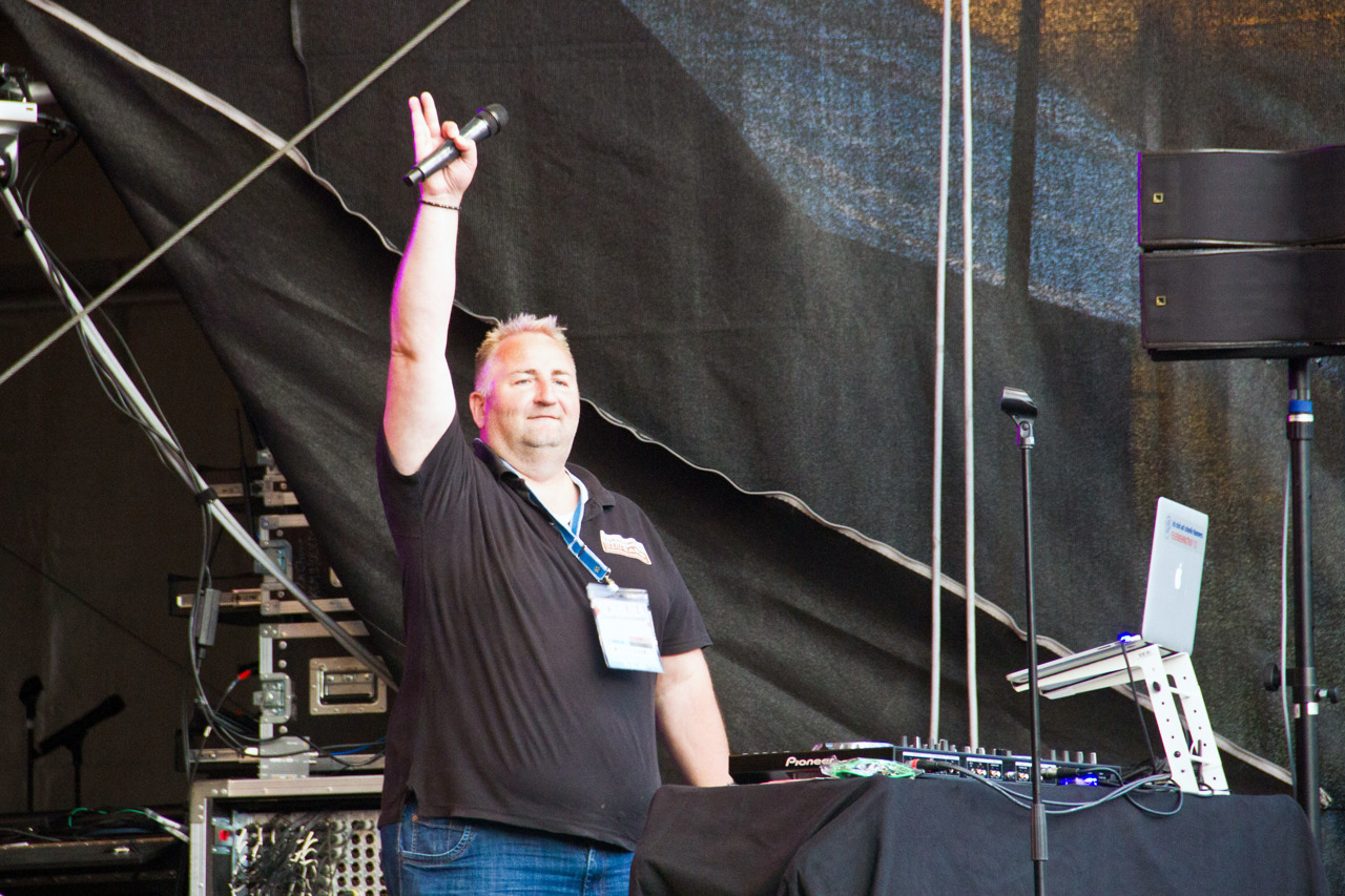Moderator Alex Stuth bei der Schlagerparty im Ostseestadion