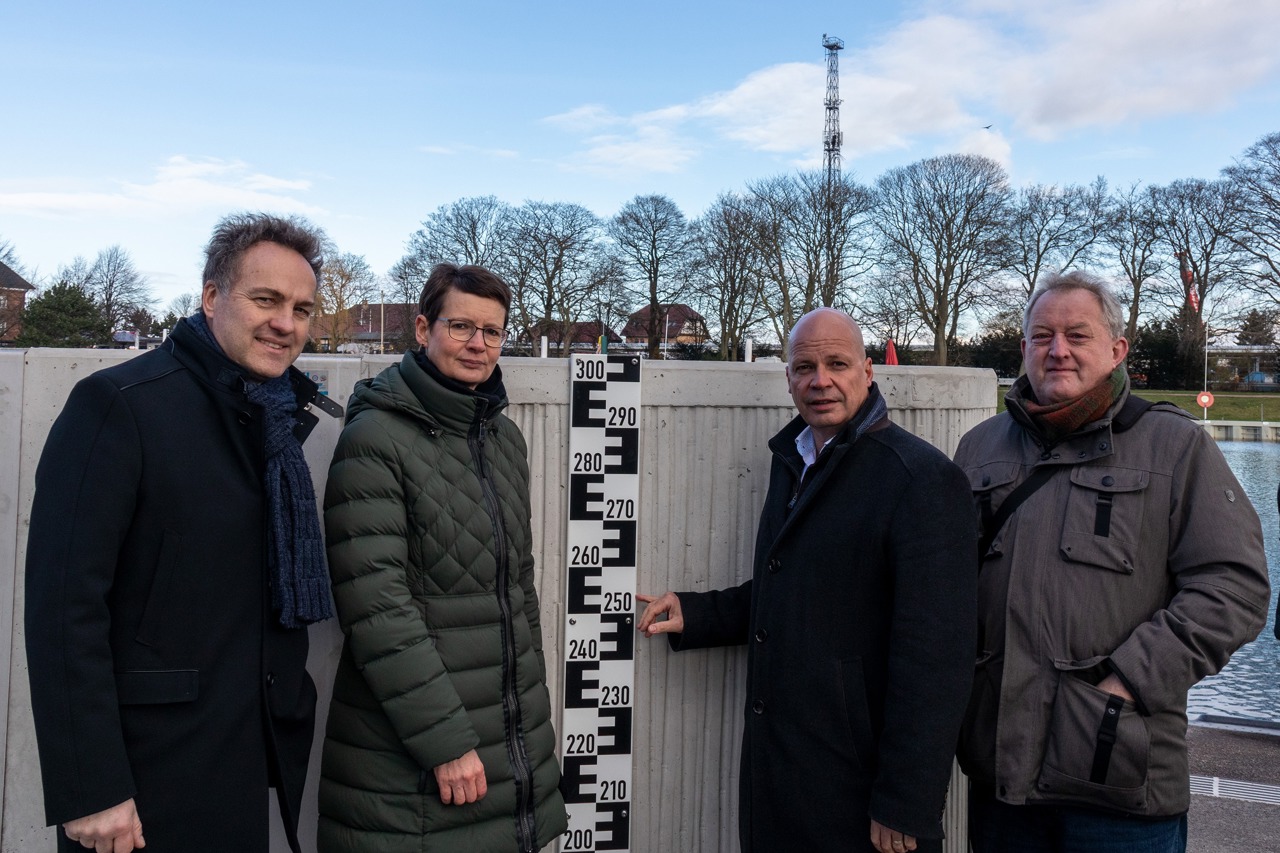 Umwelt- und Bausenator Holger Matthäus, Ines Liefke (Amtsleiterin, StALU MM), Dr. Chris Müller-von Wrycz Rekowski (Senator für Finanzen, Verwaltung und Ordnung) und Kai Wieben (Geschäftsführer, Claus Wieben Bauunternehmung)