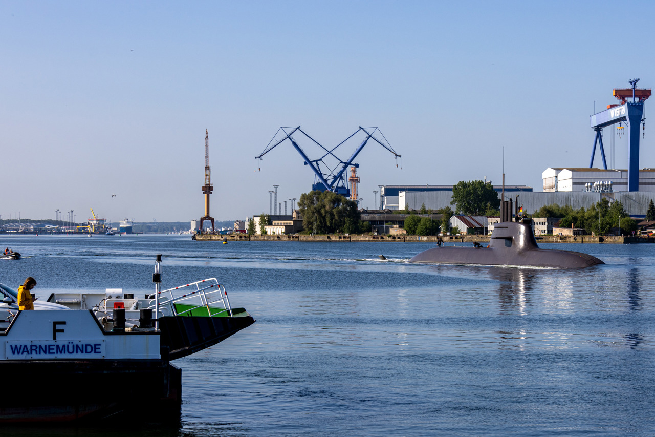 Unterseeboot U33 läuft aus Warnemünde aus